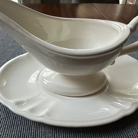 White gravy bowl with plate - Picture 2 of 4